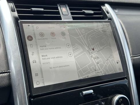 Used 2024 Land Rover Discovery Dynamic SE image 17