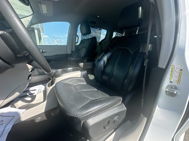 Used 2022 Chrysler Pacifica Touring-L FWD image 14
