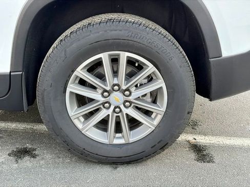 Used 2023 Chevrolet Traverse LS image 30