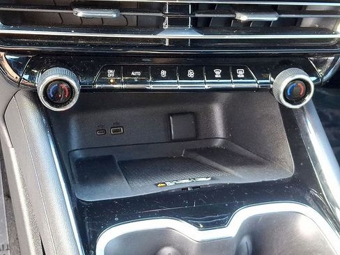 Used 2025 Chevrolet Traverse LT FWD image 15
