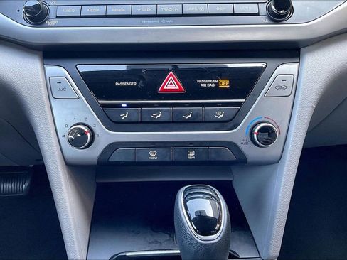 Used 2017 Hyundai Elantra SE FWD image 31