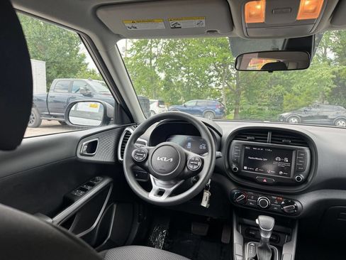 Used 2025 Kia Soul LX w/ LX Technology Package FWD image 27