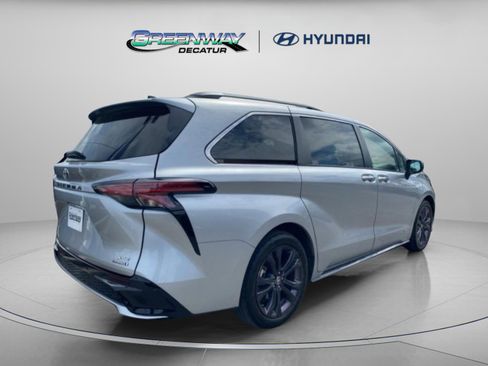 Used 2021 Toyota Sienna XSE image 3