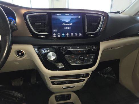 Used 2019 Chrysler Pacifica Touring-L Plus FWD image 33