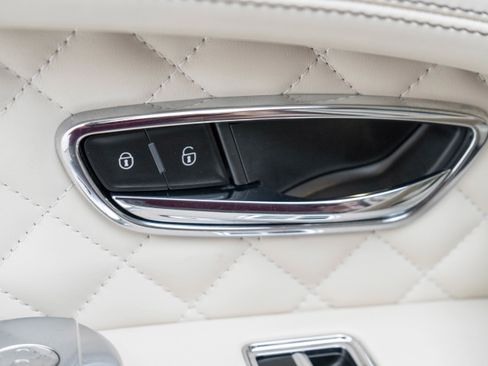 Used 2017 Bentley Bentayga image 30