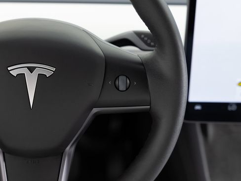 Used 2024 Tesla Model Y Long Range AWD/4WD image 31