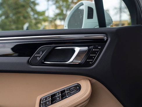 Certified 2025 Porsche Macan image 17