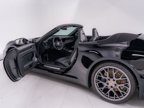 Used 2025 Porsche 911 Carrera RWD image 17