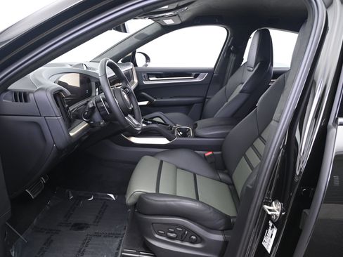 Used 2025 Porsche Cayenne Turbo GT image 29