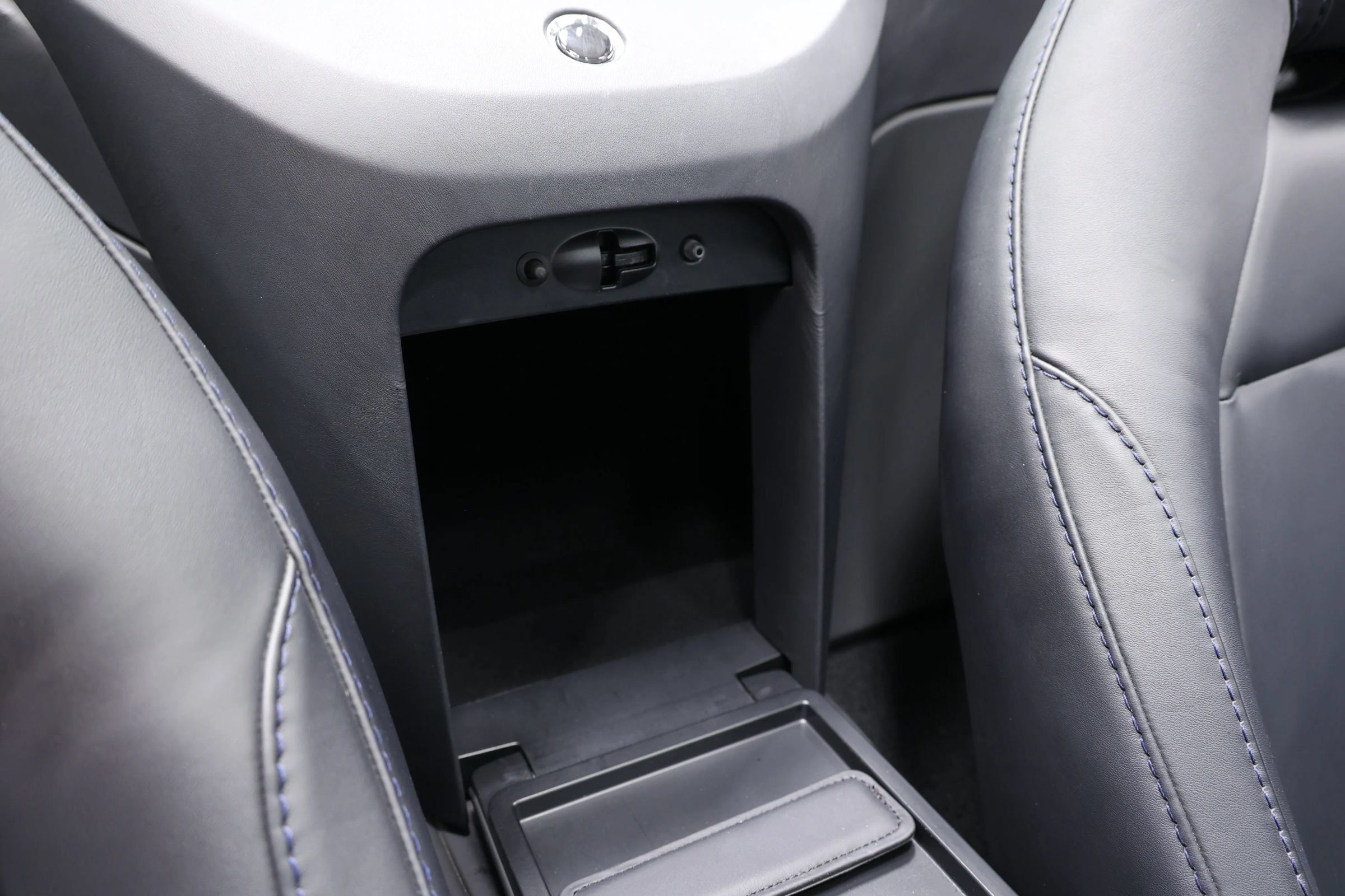 Used 2023 Aston Martin V8 Vantage Roadster RWD image 66