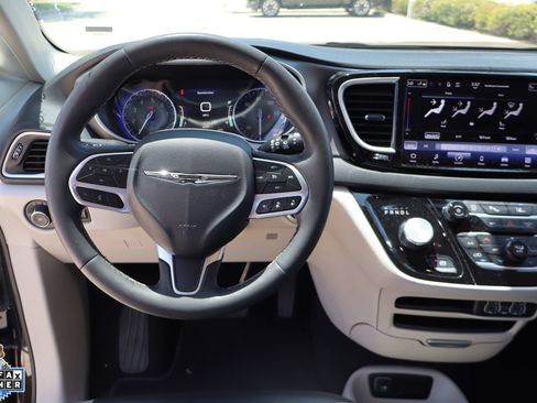 Used 2023 Chrysler Pacifica Touring-L FWD image 19