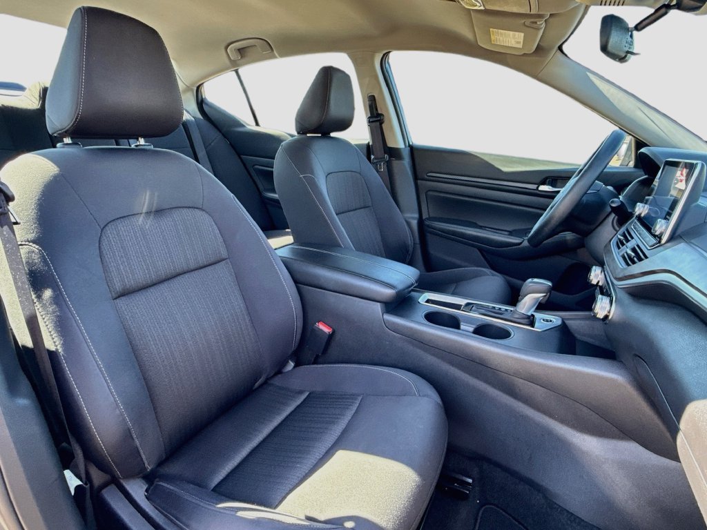 Used 2025 Nissan Altima 2.5 SV FWD image 30