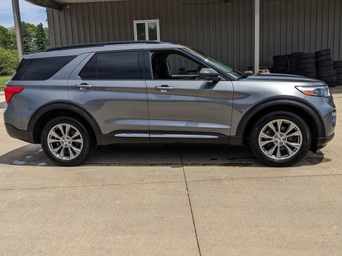 Used 2023 Ford Explorer XLT w/ Equipment Group 202A AWD/4WD image 2