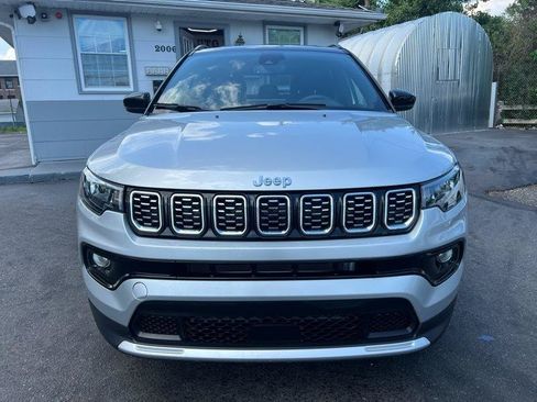 Used 2025 Jeep Compass Limited AWD/4WD image 2