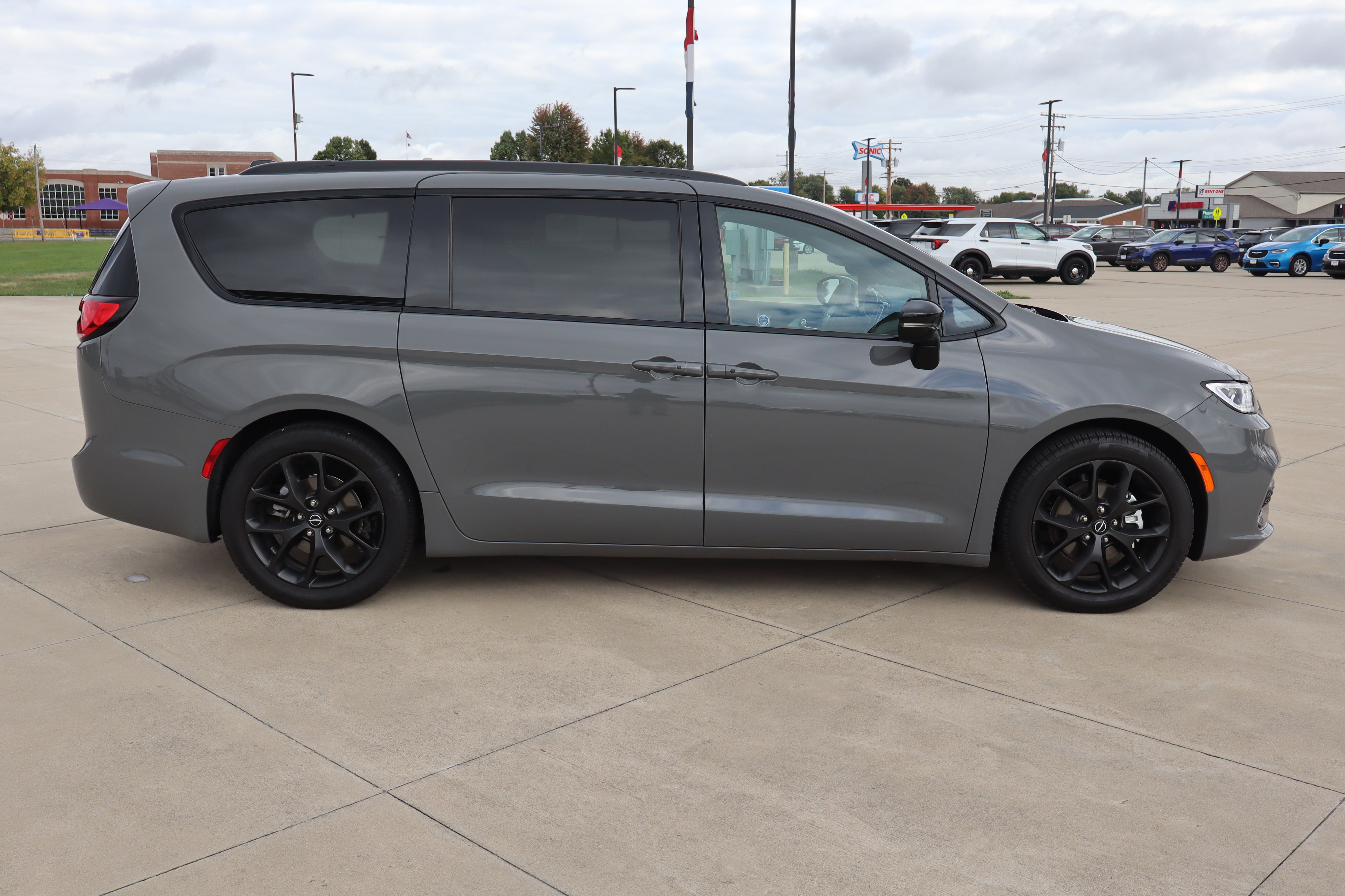 Used 2025 Chrysler Pacifica Limited FWD image 4