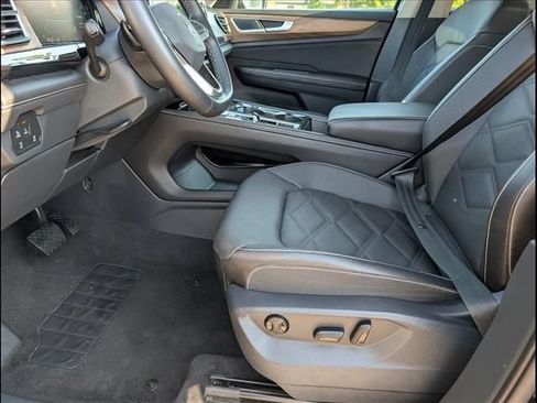 Used 2025 Volkswagen Atlas SE AWD/4WD image 9