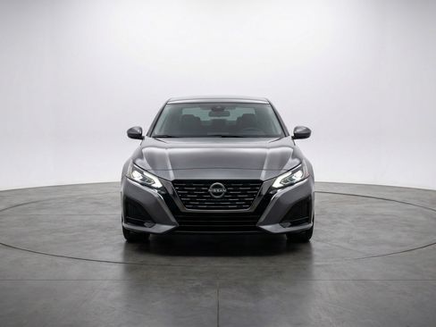 Used 2025 Nissan Altima 2.5 SV FWD image 2