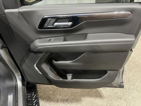 Used 2025 Chevrolet Suburban Z71 AWD/4WD image 18