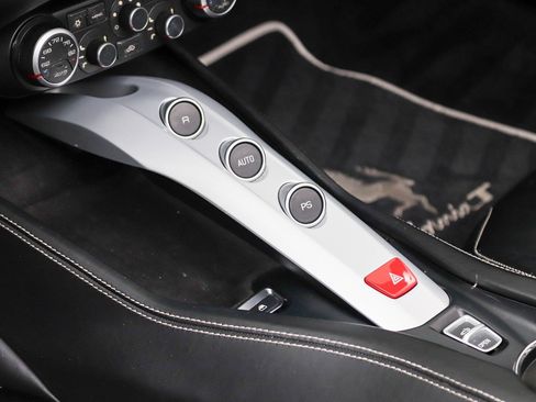 Used 2017 Ferrari California T RWD image 32