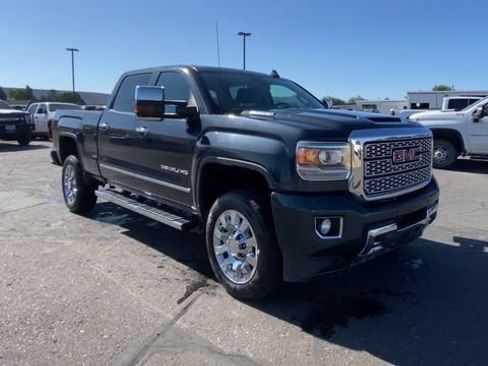 Used 2019 GMC Sierra 2500 Denali w/ Duramax Plus Package AWD/4WD image 2