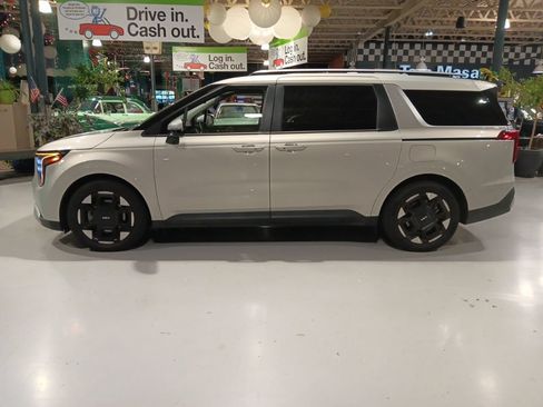 Used 2025 Kia Carnival EX FWD image 13