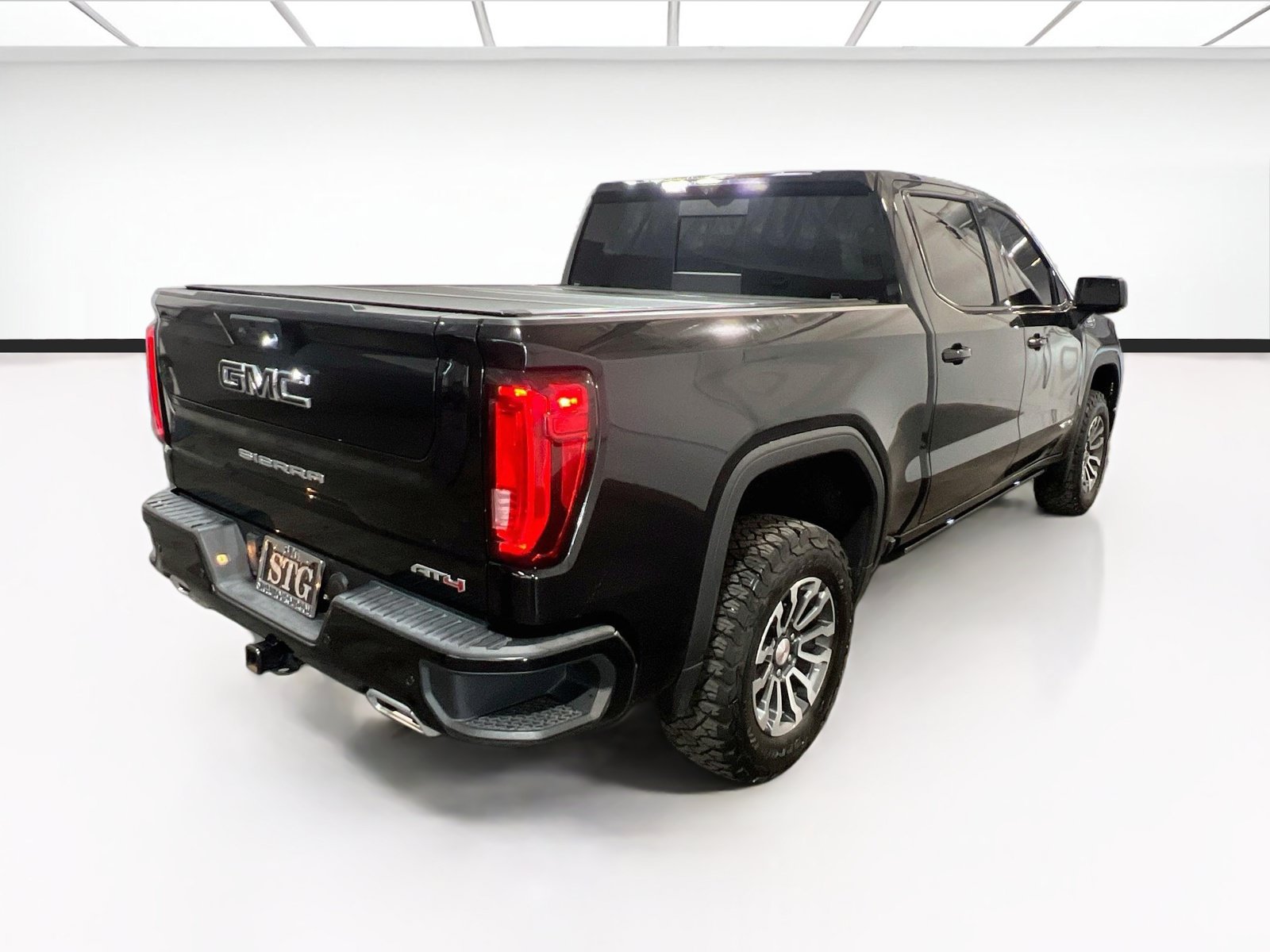 Used 2023 GMC Sierra 1500 AT4 w/ Technology Package AWD/4WD image 4