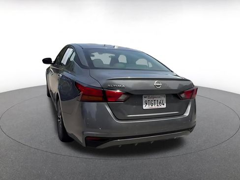 Used 2025 Nissan Altima 2.5 SV FWD image 11