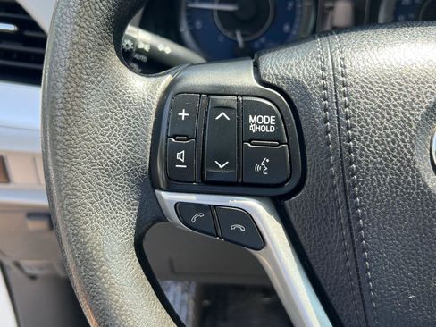 Used 2018 Toyota Sienna LE w/ Carpet Mat Package FWD image 30