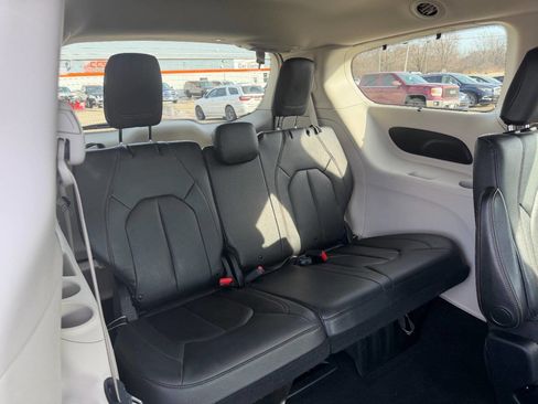 Used 2020 Chrysler Pacifica Touring-L w/ Advanced Safetytec Group image 14