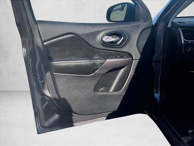 Used 2019 Jeep Cherokee Latitude Plus w/ Comfort/Convenience Group FWD image 17