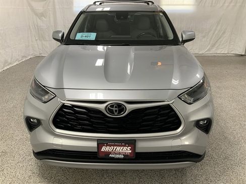 Used 2022 Toyota Highlander XLE image 3