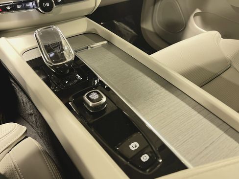 Used 2023 Volvo XC60 B6 Ultimate w/ Protection Package Premier image 22