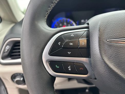 Used 2023 Chrysler Voyager LX FWD image 17