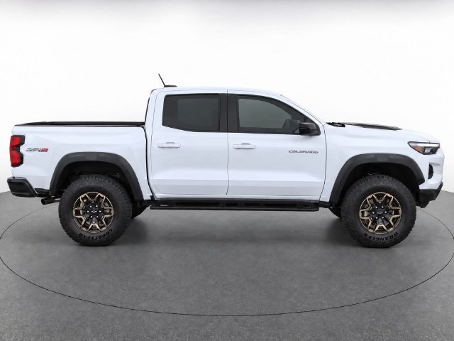 Used 2026 Chevrolet Colorado ZR2 w/ Technology Package AWD/4WD image 8