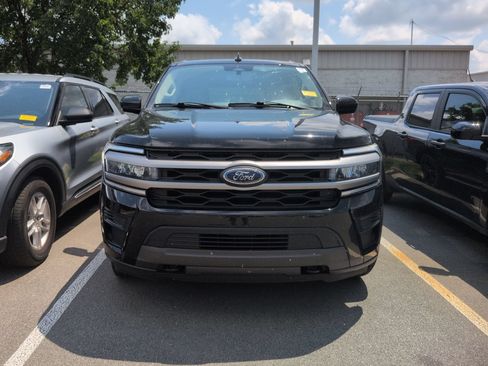 Used 2022 Ford Expedition XLT AWD/4WD image 3