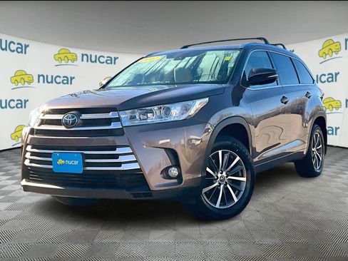 Used 2017 Toyota Highlander XLE image 3