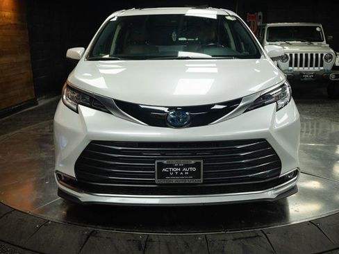 Used 2023 Toyota Sienna Limited AWD/4WD image 3