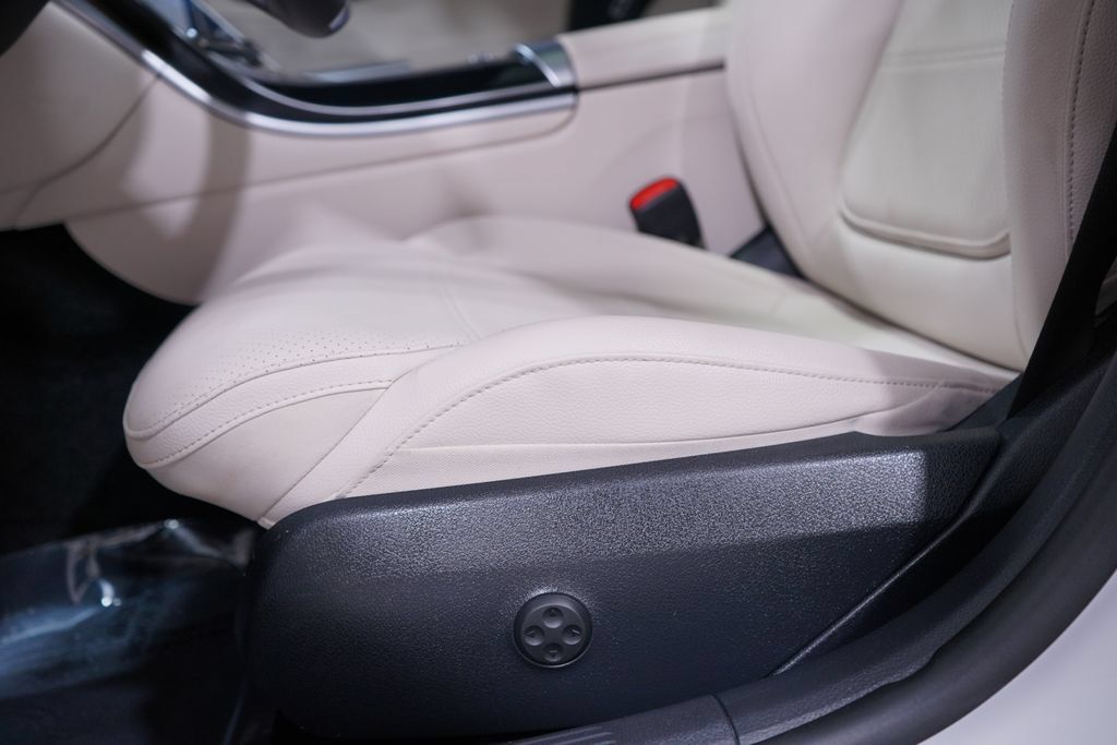 Used 2024 Mercedes-Benz C 300 Sedan image 8