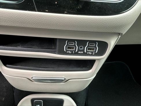 Used 2024 Chrysler Pacifica Touring-L FWD image 17
