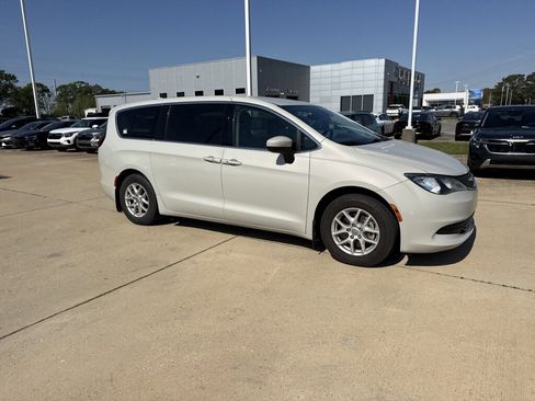 Used 2017 Chrysler Pacifica Touring image 11