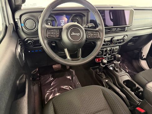 Used 2024 Jeep Wrangler Unlimited Rubicon 4xe AWD/4WD image 28