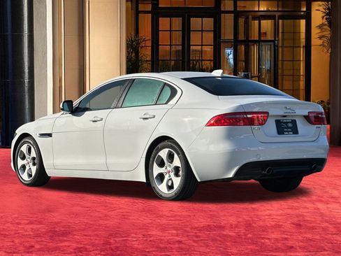 Used 2017 Jaguar XE image 4