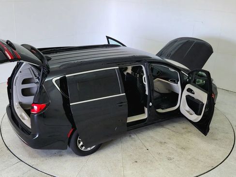 Used 2022 Chrysler Pacifica Touring-L image 51