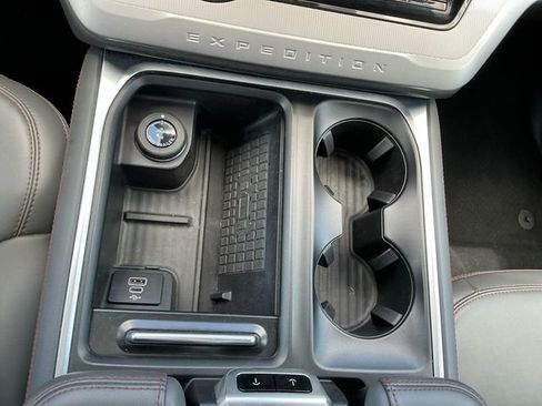 Used 2025 Ford Expedition Active AWD/4WD image 23