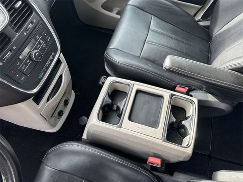 Used 2013 Chrysler Town & Country Touring image 23