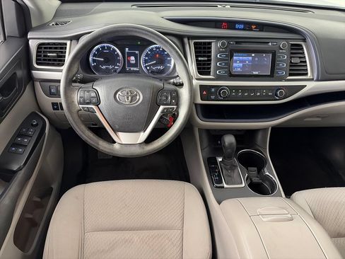 Used 2017 Toyota Highlander LE FWD image 14