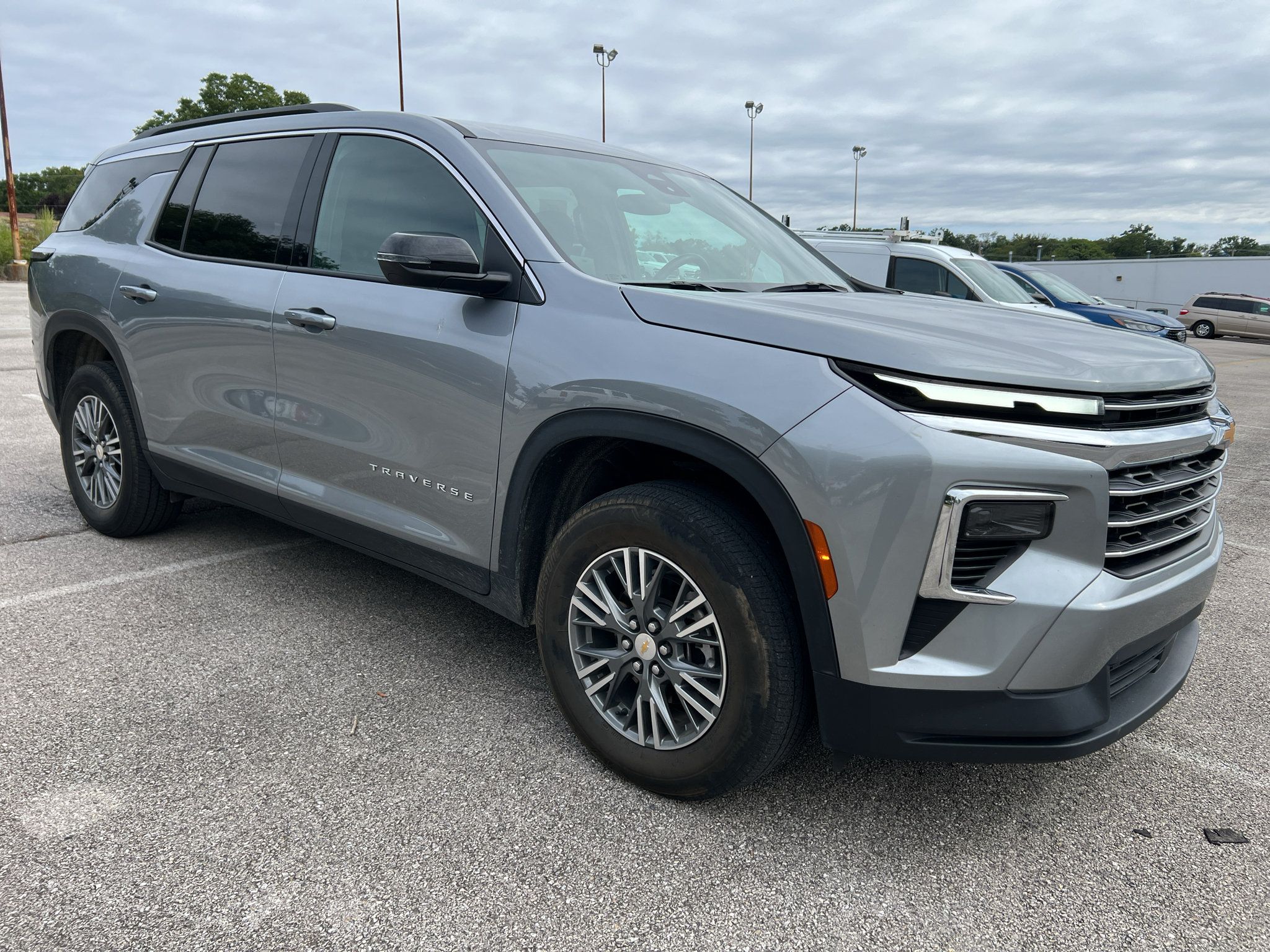 Used 2025 Chevrolet Traverse LT FWD image 1