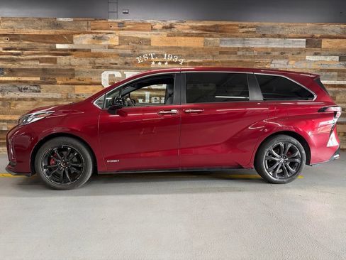 Used 2021 Toyota Sienna XSE FWD image 10