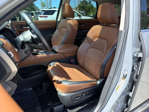 Used 2024 Nissan Pathfinder Platinum w/ Black Appearance Package FWD image 32