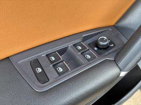 Used 2018 Volkswagen Tiguan SE image 16